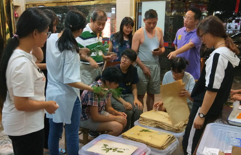 同学们在武夷山处理植物压制标本.jpg