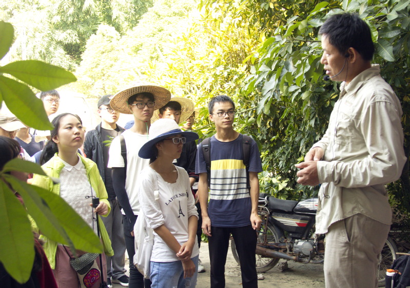 侯学良副教授讲解植物识别、采集知识.jpg